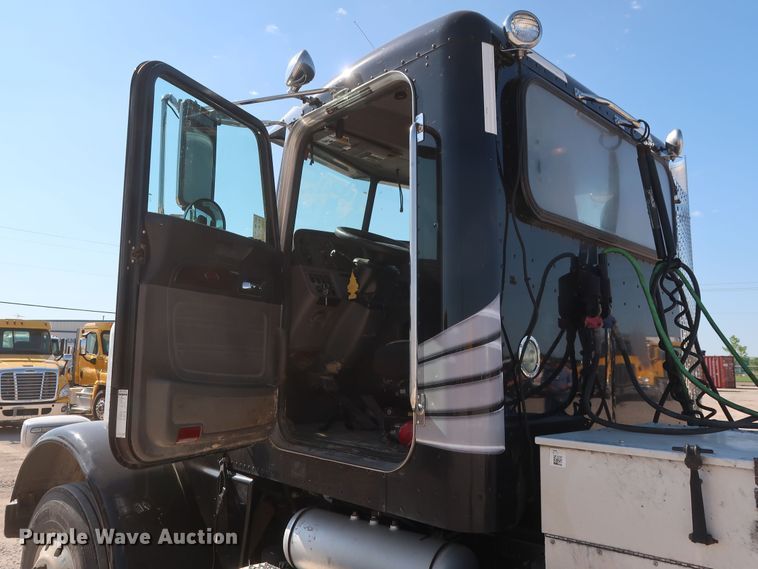 image for item HA9118 2015 Peterbilt 388  semi truck