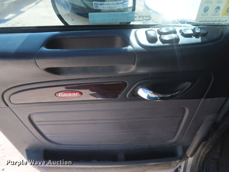 image for item HA9118 2015 Peterbilt 388  semi truck