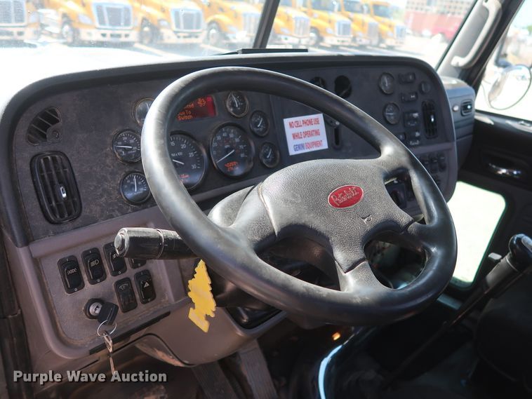 image for item HA9118 2015 Peterbilt 388  semi truck