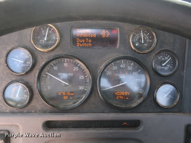 image for item HA9118 2015 Peterbilt 388  semi truck