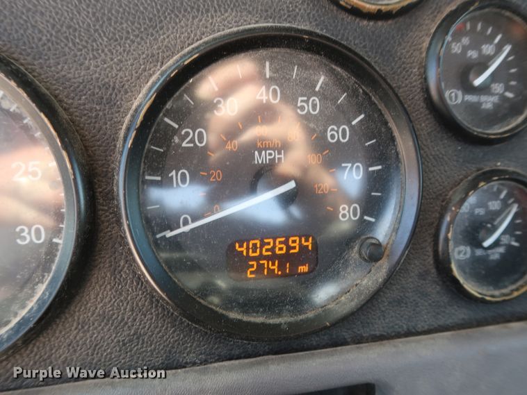 image for item HA9118 2015 Peterbilt 388  semi truck