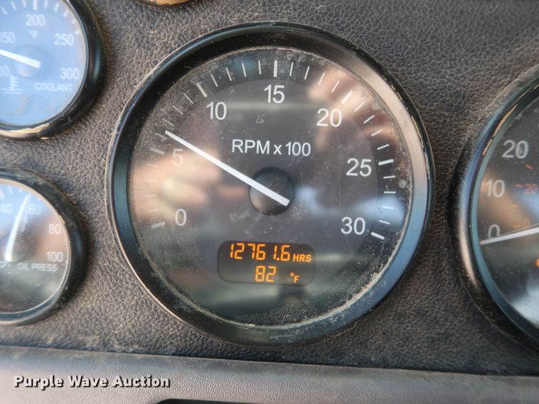 image for item HA9118 2015 Peterbilt 388  semi truck