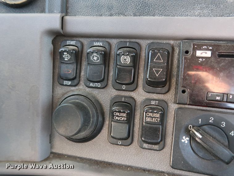 image for item HA9118 2015 Peterbilt 388  semi truck