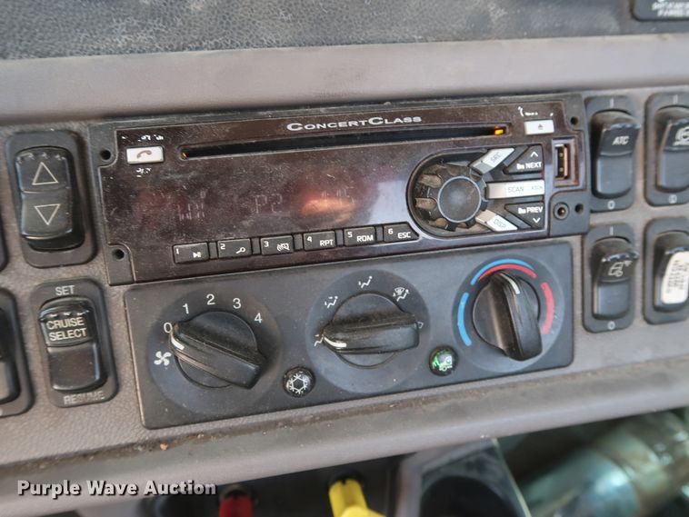 image for item HA9118 2015 Peterbilt 388  semi truck