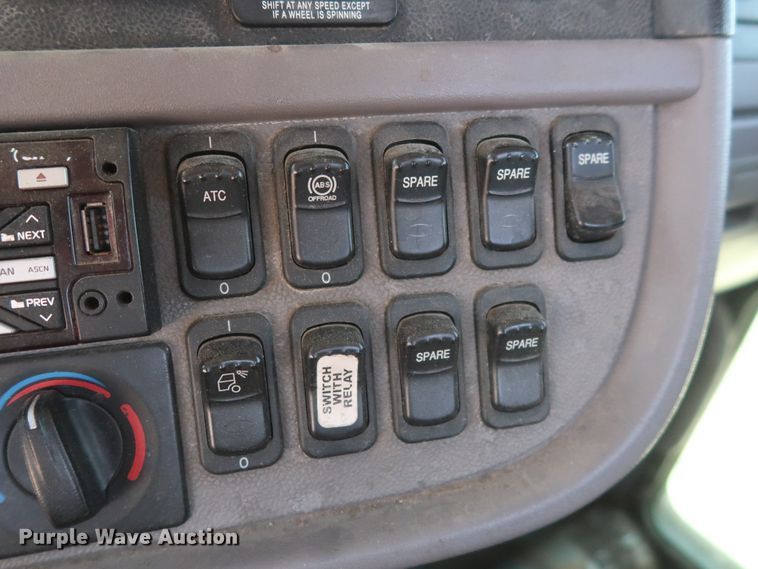 image for item HA9118 2015 Peterbilt 388  semi truck