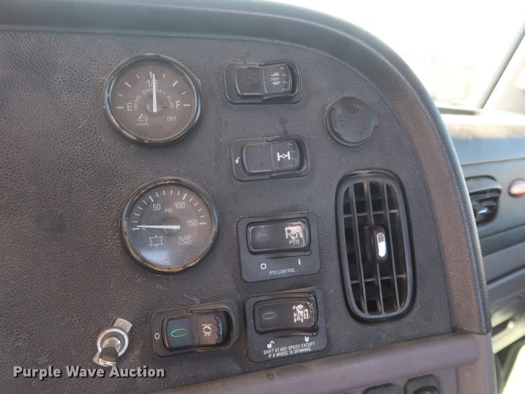 image for item HA9118 2015 Peterbilt 388  semi truck