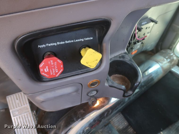 image for item HA9118 2015 Peterbilt 388  semi truck