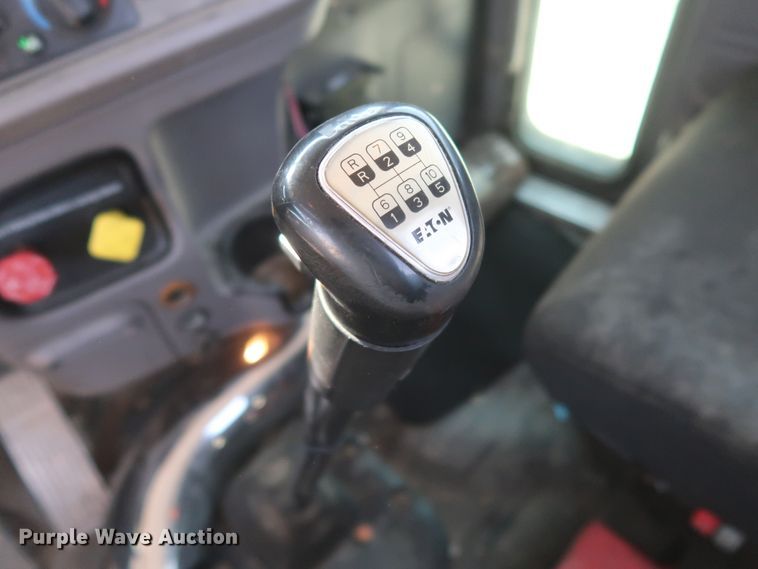 image for item HA9118 2015 Peterbilt 388  semi truck