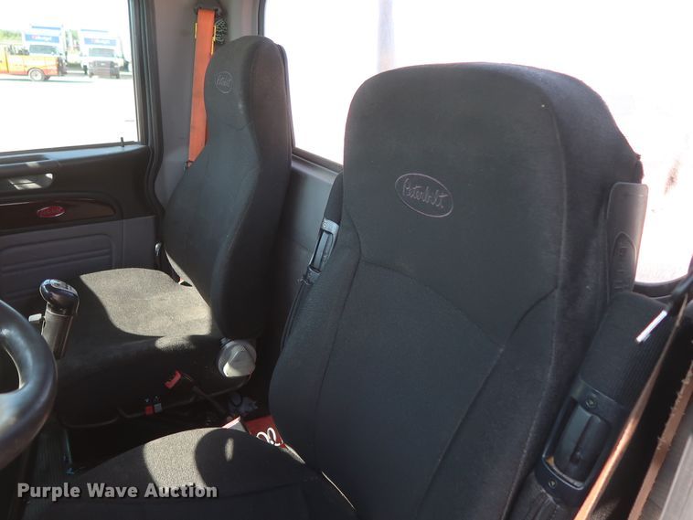 image for item HA9118 2015 Peterbilt 388  semi truck