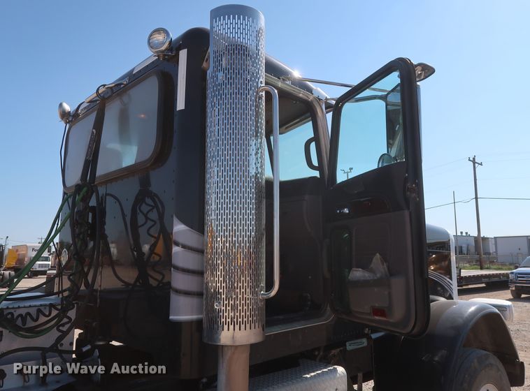 image for item HA9118 2015 Peterbilt 388  semi truck