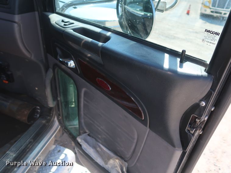 image for item HA9118 2015 Peterbilt 388  semi truck