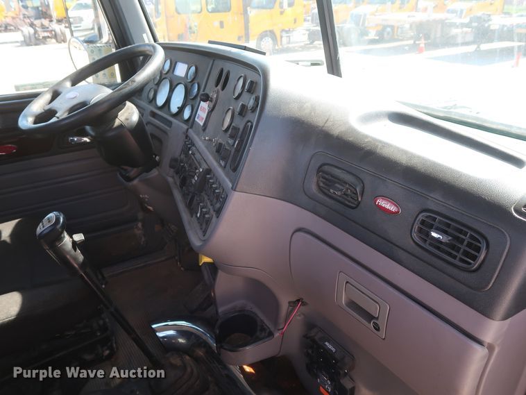 image for item HA9118 2015 Peterbilt 388  semi truck