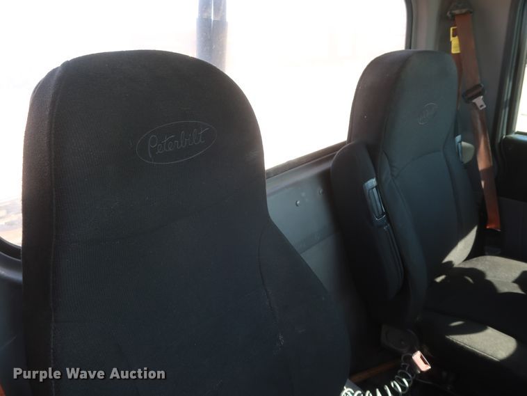 image for item HA9118 2015 Peterbilt 388  semi truck