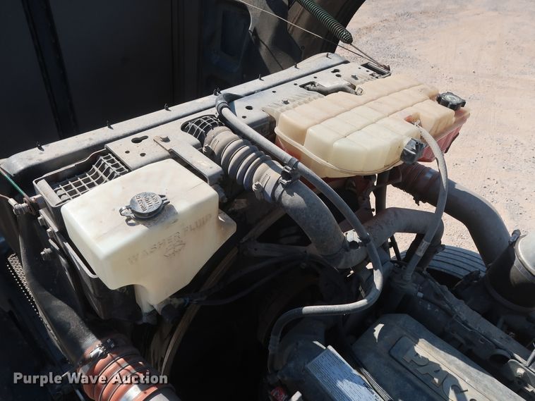 image for item HA9118 2015 Peterbilt 388  semi truck