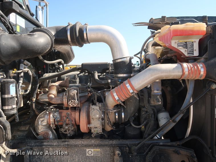 image for item HA9118 2015 Peterbilt 388  semi truck