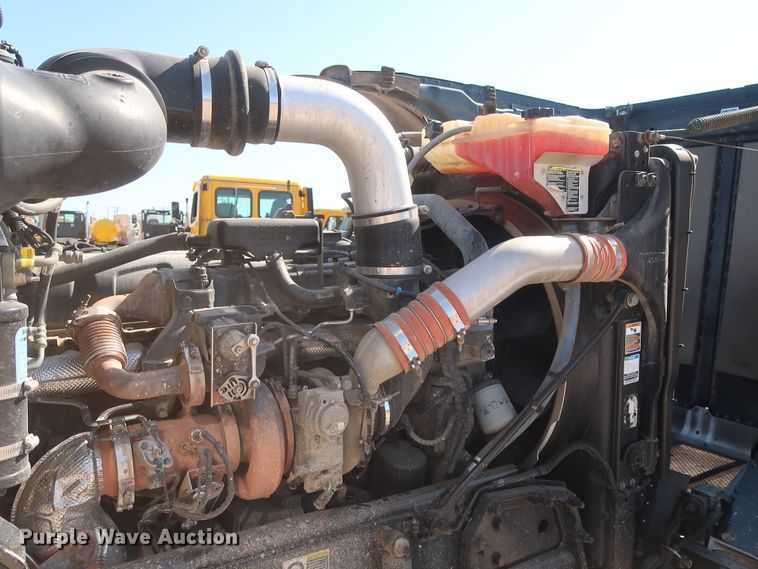 image for item HA9118 2015 Peterbilt 388  semi truck