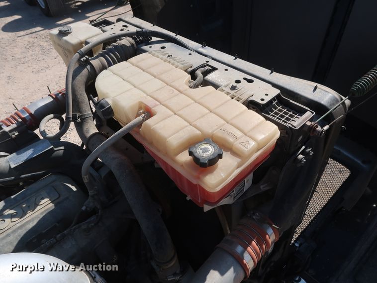 image for item HA9118 2015 Peterbilt 388  semi truck