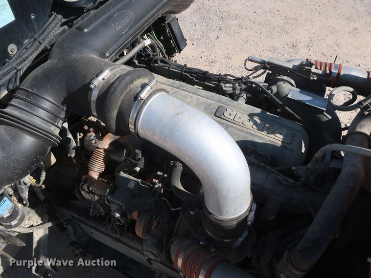 image for item HA9118 2015 Peterbilt 388  semi truck