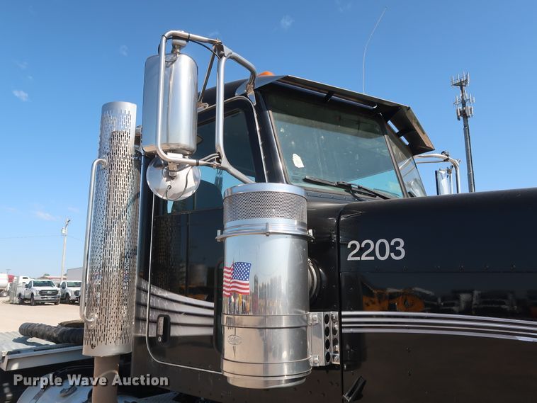 image for item HA9118 2015 Peterbilt 388  semi truck