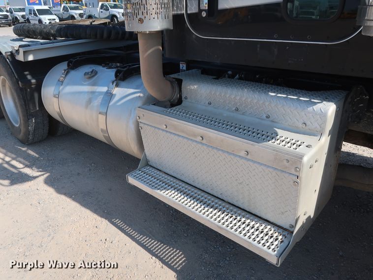 image for item HA9118 2015 Peterbilt 388  semi truck