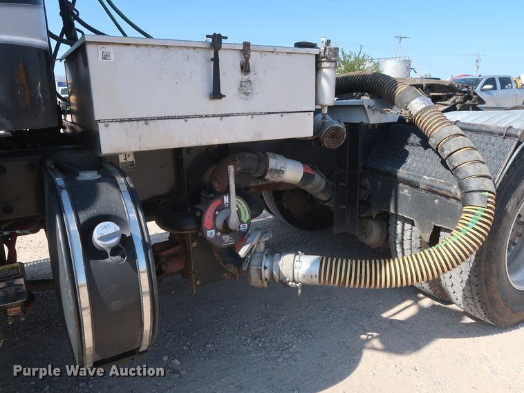 image for item HA9118 2015 Peterbilt 388  semi truck