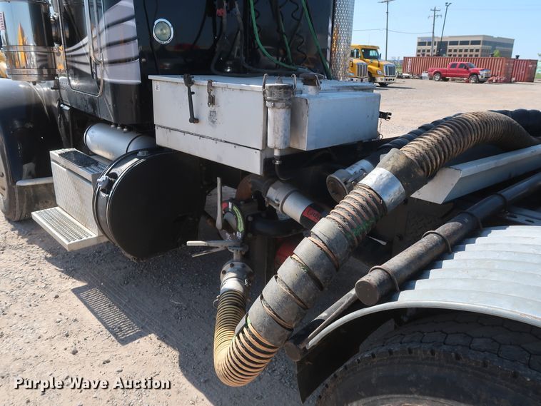 image for item HA9118 2015 Peterbilt 388  semi truck