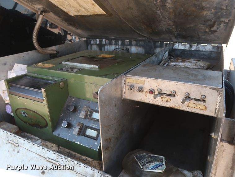 image for item HA9118 2015 Peterbilt 388  semi truck