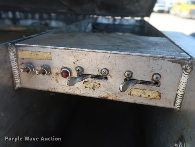 image for item HA9118 2015 Peterbilt 388  semi truck