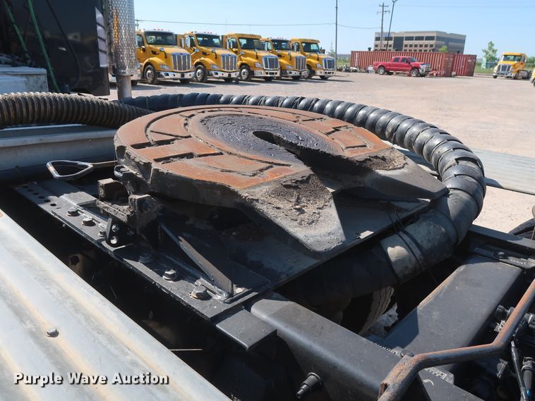 image for item HA9118 2015 Peterbilt 388  semi truck