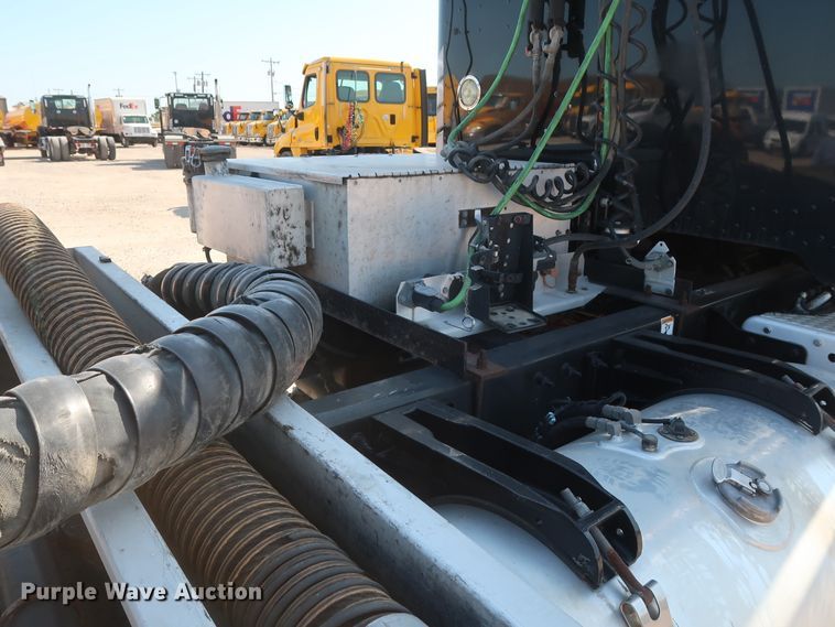 image for item HA9118 2015 Peterbilt 388  semi truck