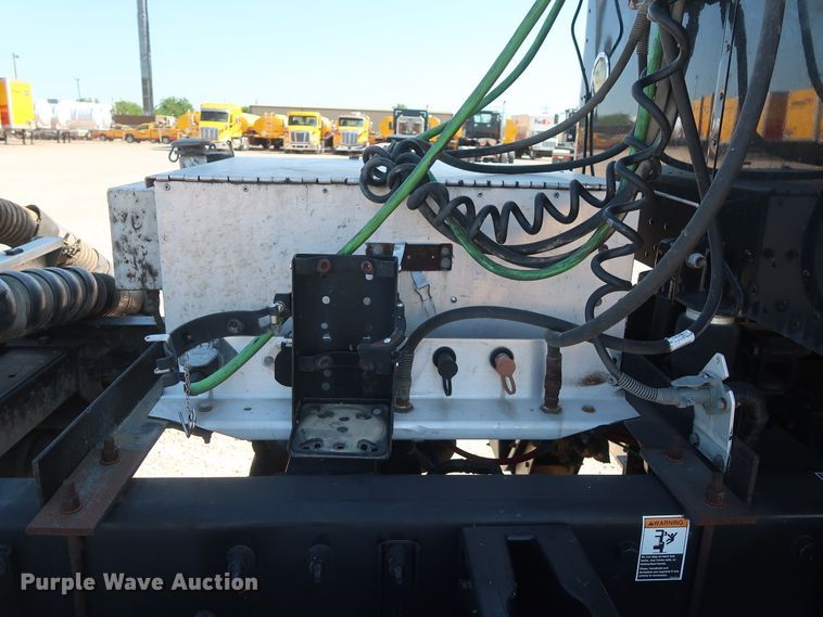 image for item HA9118 2015 Peterbilt 388  semi truck