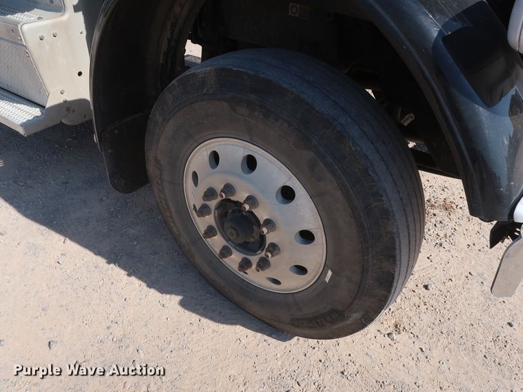 image for item HA9118 2015 Peterbilt 388  semi truck