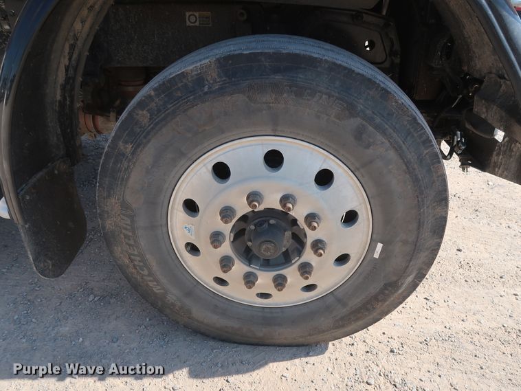 image for item HA9118 2015 Peterbilt 388  semi truck