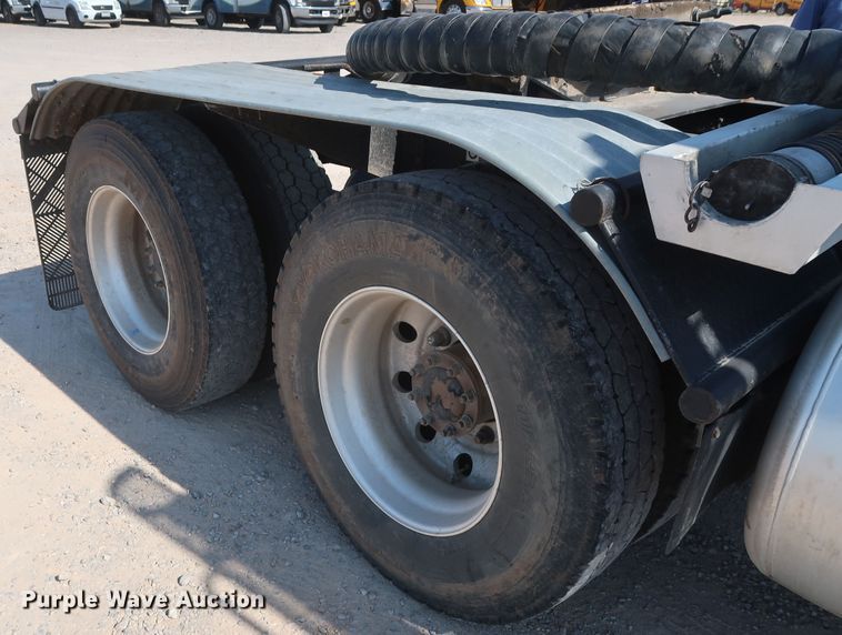 image for item HA9118 2015 Peterbilt 388  semi truck