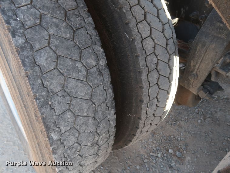 image for item HA9118 2015 Peterbilt 388  semi truck