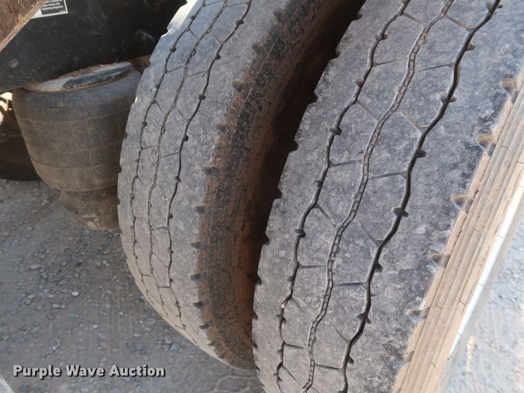 image for item HA9118 2015 Peterbilt 388  semi truck