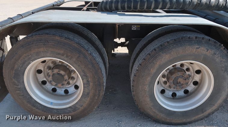 image for item HA9118 2015 Peterbilt 388  semi truck