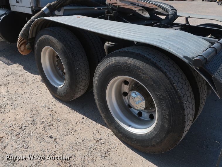 image for item HA9118 2015 Peterbilt 388  semi truck