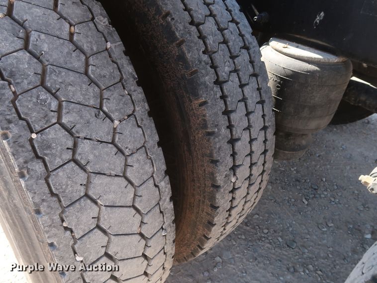 image for item HA9118 2015 Peterbilt 388  semi truck