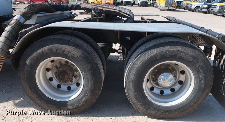 image for item HA9118 2015 Peterbilt 388  semi truck