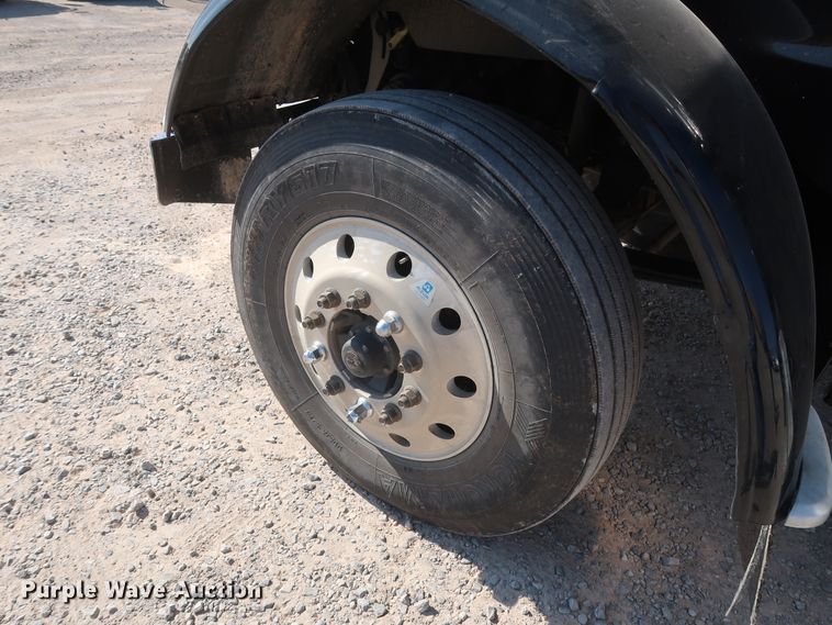 image for item HA9118 2015 Peterbilt 388  semi truck