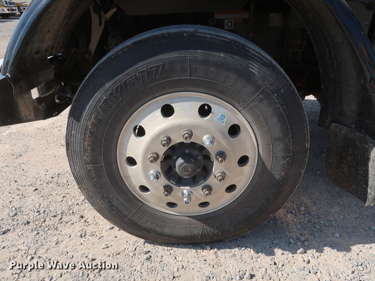 image for item HA9118 2015 Peterbilt 388  semi truck