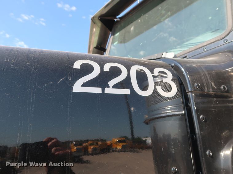 image for item HA9118 2015 Peterbilt 388  semi truck