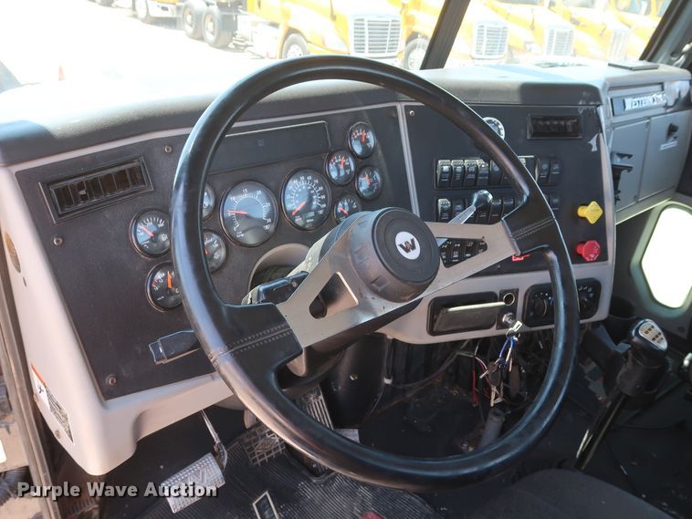 image for item HA9119 2014 Western Star 4900SB  semi truck