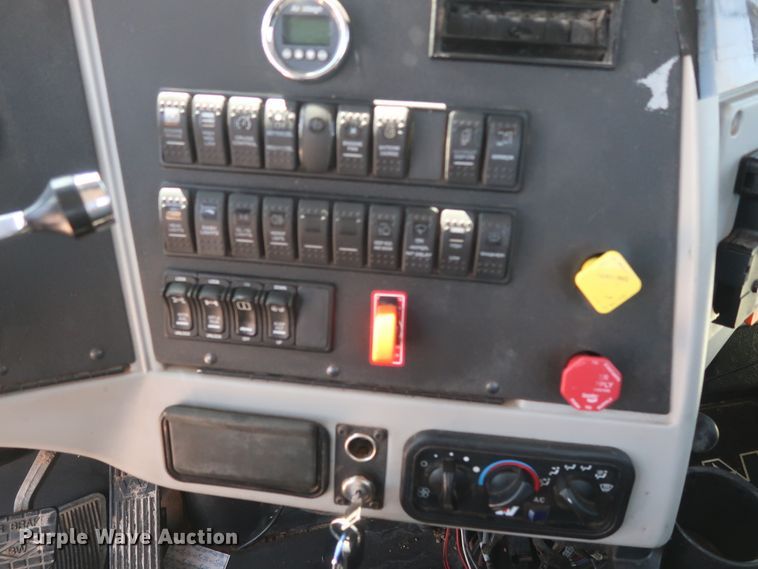 image for item HA9119 2014 Western Star 4900SB  semi truck