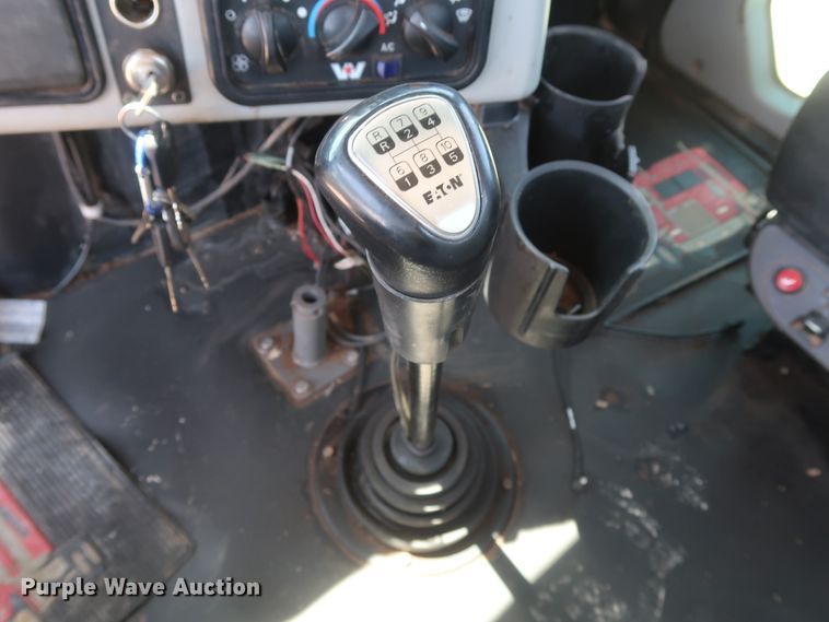 image for item HA9119 2014 Western Star 4900SB  semi truck