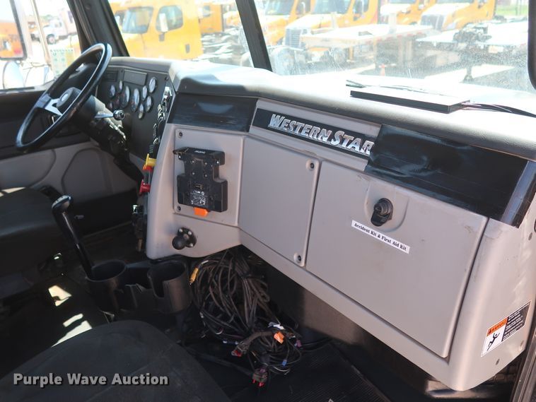 image for item HA9119 2014 Western Star 4900SB  semi truck