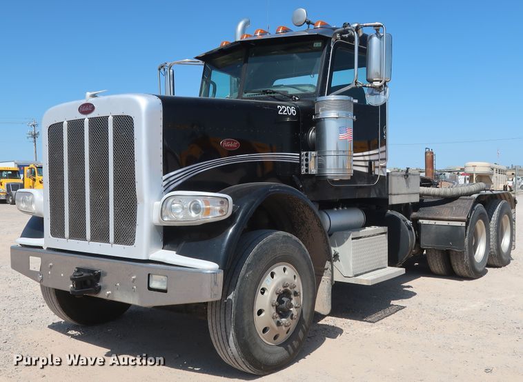image for item HA9120 2015 Peterbilt 388  semi truck