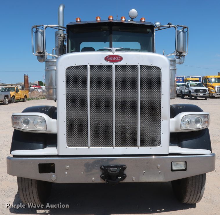 image for item HA9120 2015 Peterbilt 388  semi truck