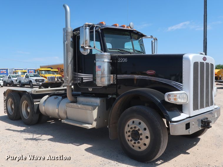 image for item HA9120 2015 Peterbilt 388  semi truck